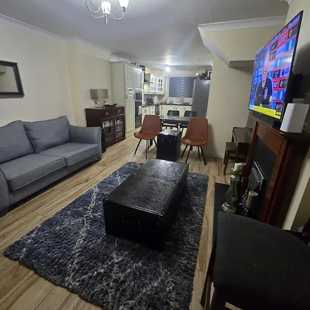 Gracian Omb Ongar 3 Bed *