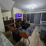 Gracian Omb Ongar 3 Bed شقة