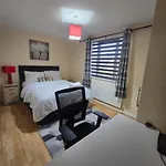 شقة Gracian Omb Ongar 3 Bed *